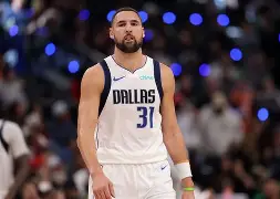 九游体育官网-这也行？今夜达拉斯独行侠调整名单以备社区盾菲尼克斯太阳围绕欧联外线爆发，清晨塞维利亚备战英超